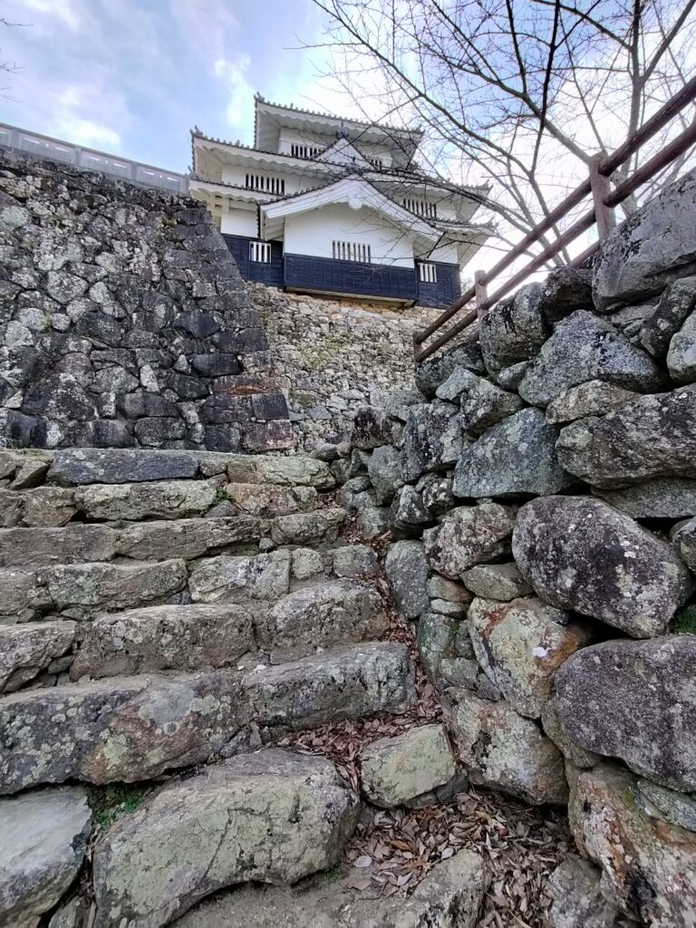 右が川手櫓　正面が鉄櫓　左が多門櫓　石垣の違いから年代が違うのがわかる。鉄櫓が真っ先に作られた、