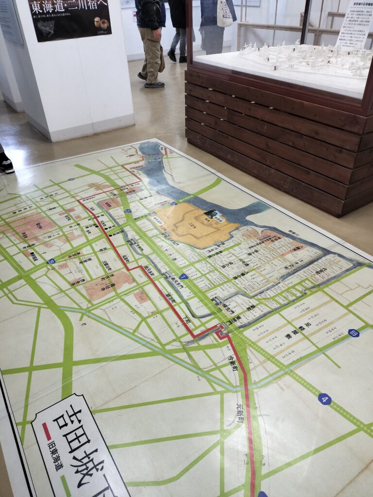 吉田城下町を現代の地図の上に重ねている